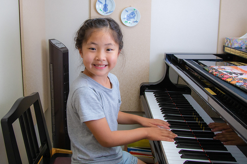 ピアノを弾く女の子の写真2