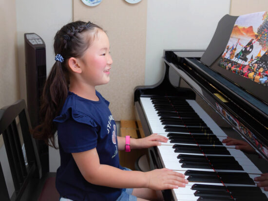 ピアノを弾く女の子の写真1